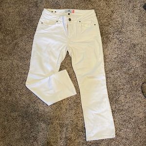 Cabi White Kick It Crop size 6. Style #5172. Bright white cropped jean